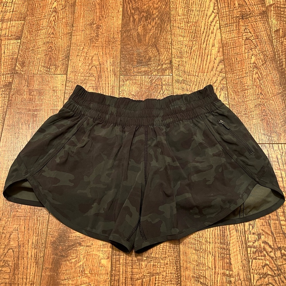 Lululemon Track that lined 3” size 8